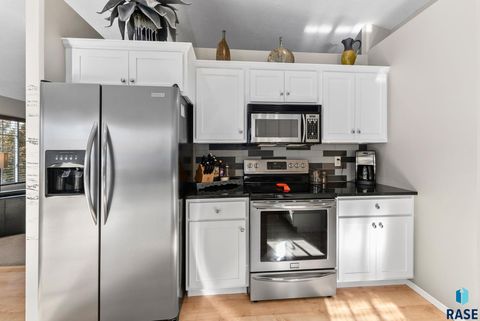 Townhouse in Sioux Falls SD 142 W Doral Ct Court 8.jpg