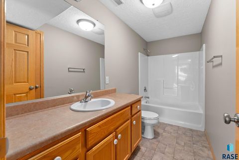 Townhouse in Sioux Falls SD 142 W Doral Ct Court 27.jpg