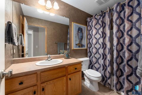 Townhouse in Sioux Falls SD 142 W Doral Ct Court 21.jpg