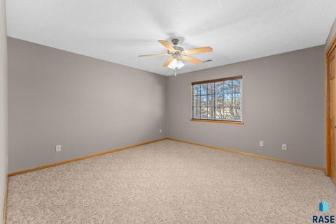 Townhouse in Sioux Falls SD 142 W Doral Ct Court 28.jpg
