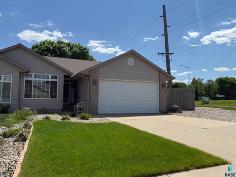 Townhouse in Sioux Falls SD 1201 E 62nd St E Street.jpg