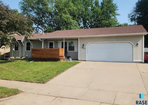 Single Family Residence in Sioux Falls SD 3912 Ronning Dr Drive.jpg