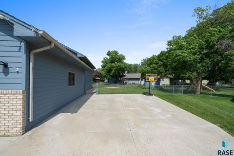 Single Family Residence in Brandon SD 810 S Parkview Cir Circle 2.jpg