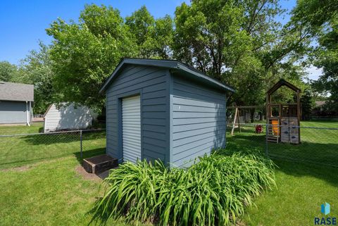 Single Family Residence in Brandon SD 810 S Parkview Cir Circle 28.jpg