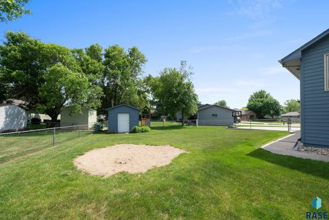 Single Family Residence in Brandon SD 810 S Parkview Cir Circle 26.jpg