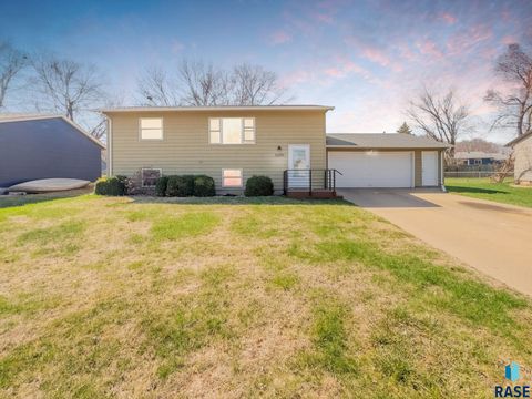 Single Family Residence in Sioux Falls SD 5209 S Holbrook Ave Avenue.jpg
