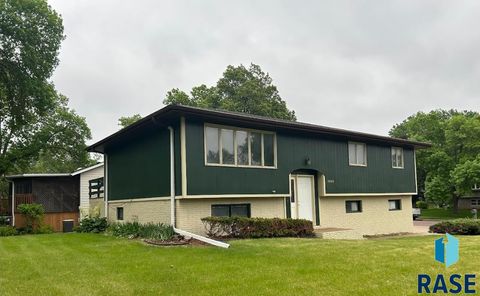 Single Family Residence in Sioux Falls SD 2600 W 33rd St Street.jpg