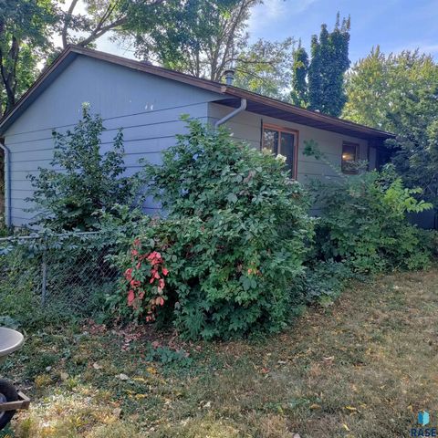 Single Family Residence in Sioux Falls SD 1809 W 37Th St Street.jpg