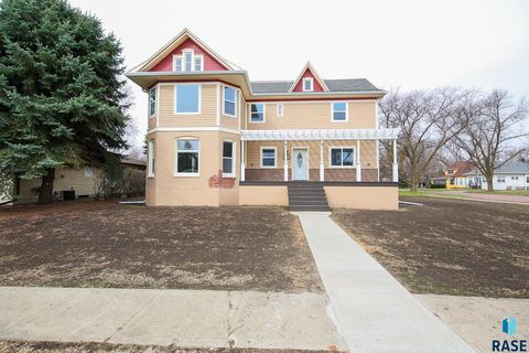 Single Family Residence in Beresford SD 111 N 6th St Street.jpg