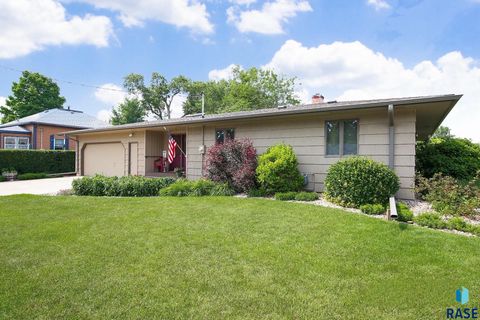 Single Family Residence in Lennox SD 429 S Elm St Street.jpg