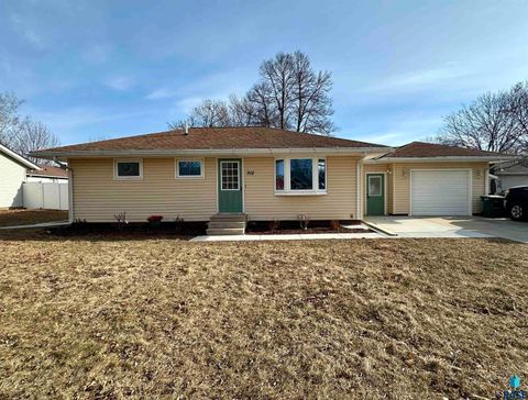 Single Family Residence in Luverne MN 912 N Oakley St Street.jpg