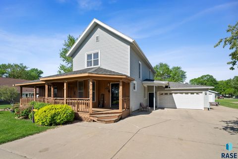 Single Family Residence in Luverne MN 1013 N Blue Mound Ave Avenue.jpg