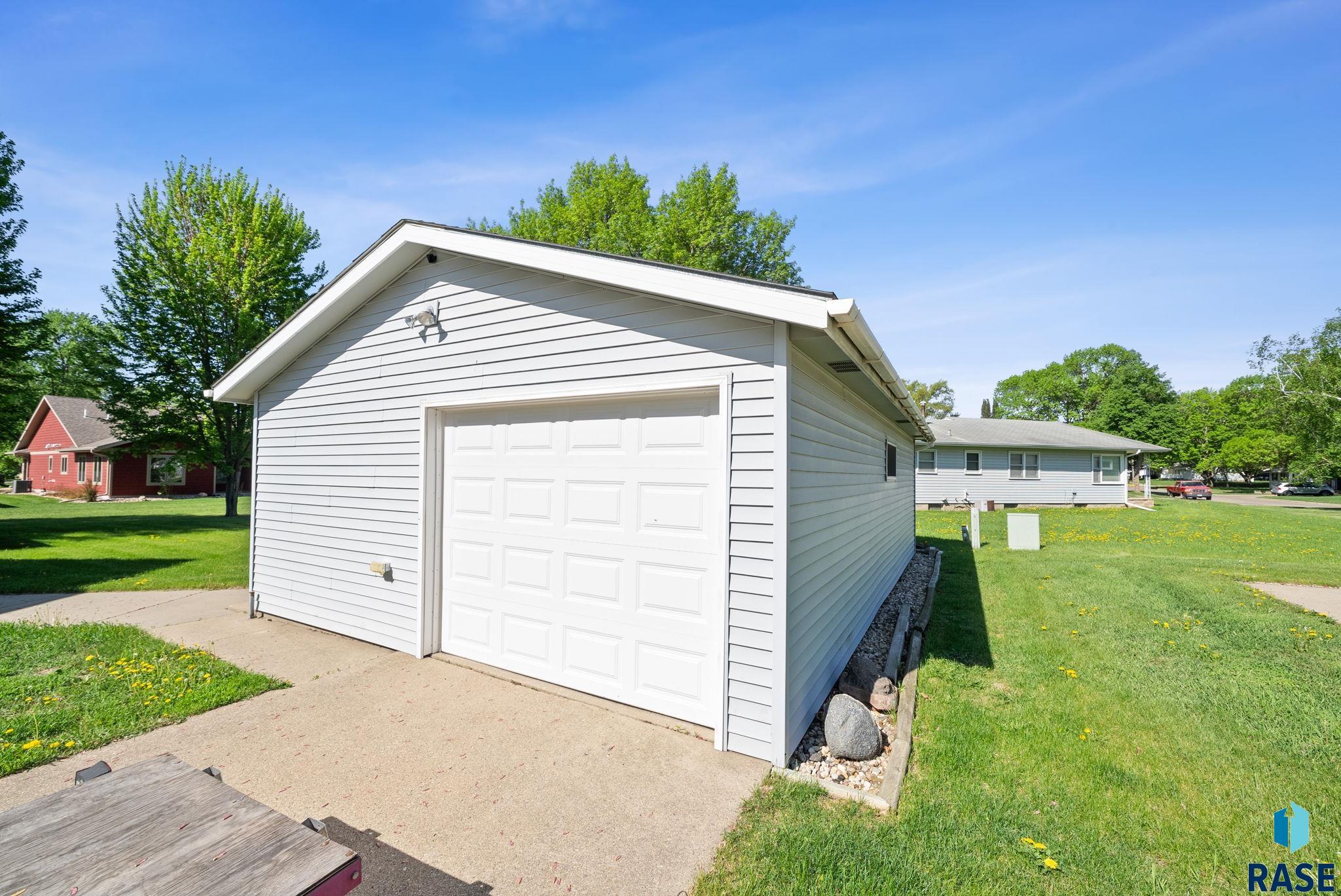 Single Family Residence in Luverne MN 1013 N Blue Mound Ave Avenue 41.jpg