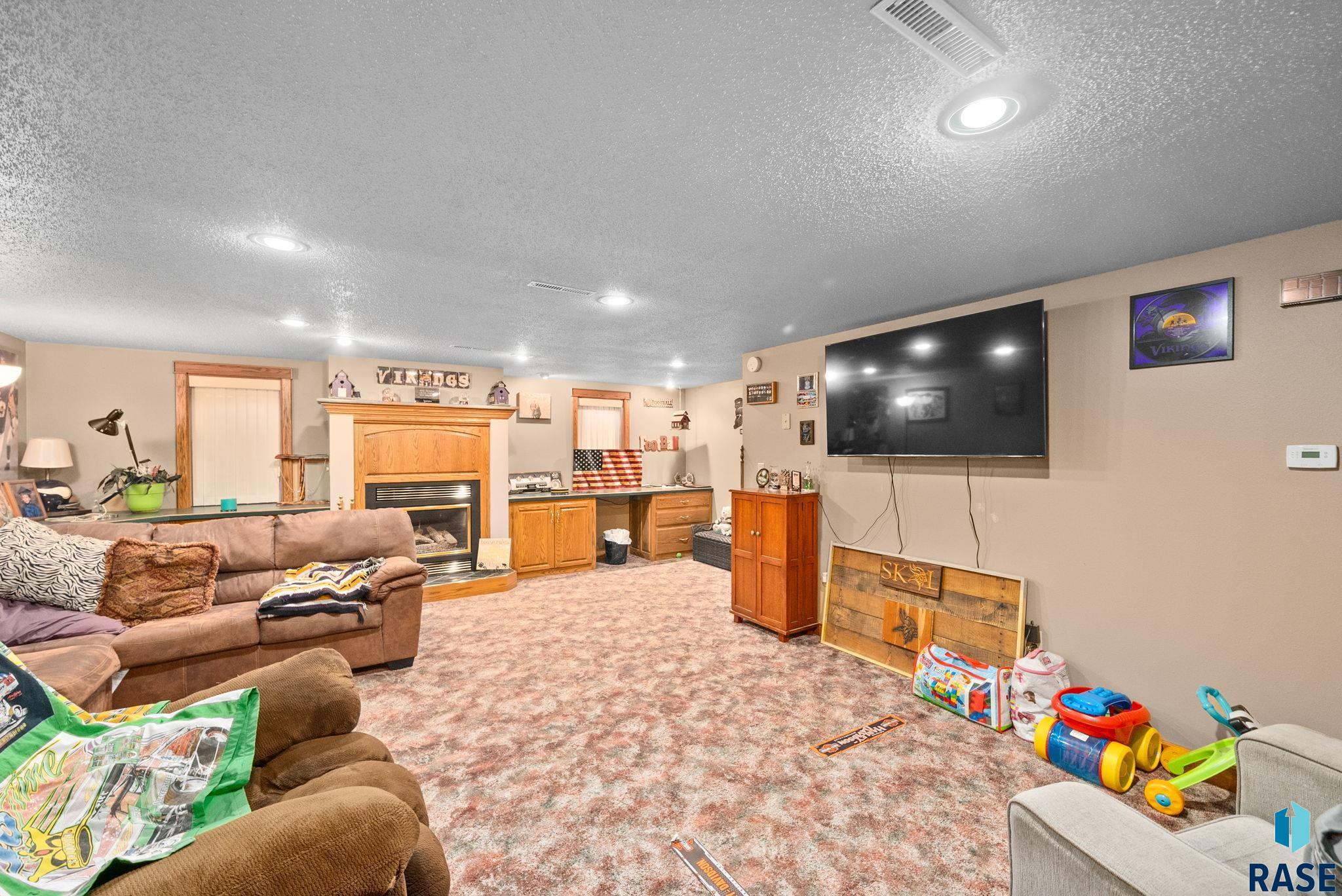 Single Family Residence in Luverne MN 1013 N Blue Mound Ave Avenue 1.jpg