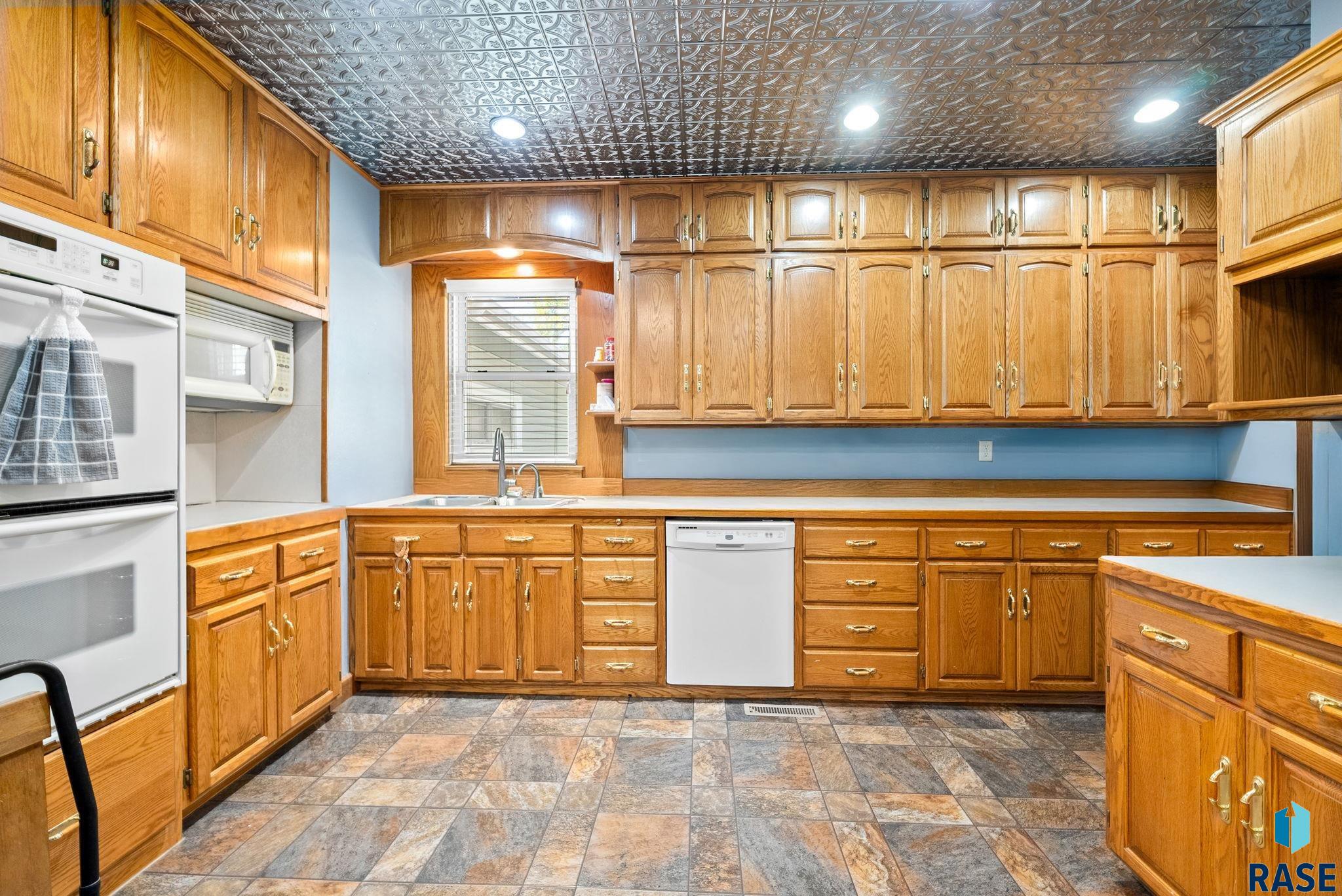 Single Family Residence in Luverne MN 1013 N Blue Mound Ave Avenue 48.jpg