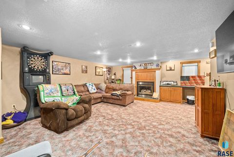 Single Family Residence in Luverne MN 1013 N Blue Mound Ave Avenue 2.jpg
