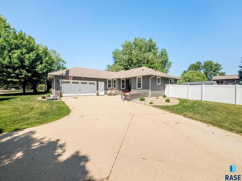 Single Family Residence in Brandon SD 208 W Chapelwood Dr Drive.jpg
