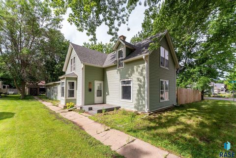 Single Family Residence in Beresford SD 411 W Cedar St Street.jpg