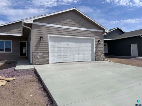 Single Family Residence in Sioux Falls SD 6104 N Seubert Ave Avenue.jpg