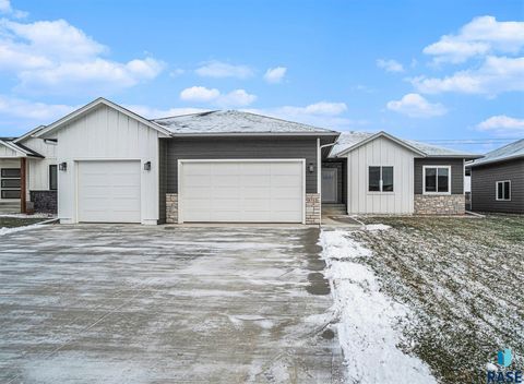 Single Family Residence in Sioux Falls SD 5712 S Huntwood Ave Avenue.jpg