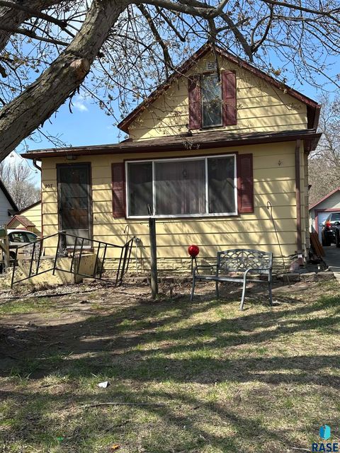Single Family Residence in Luverne MN 207 N Kniss Ave Avenue.jpg