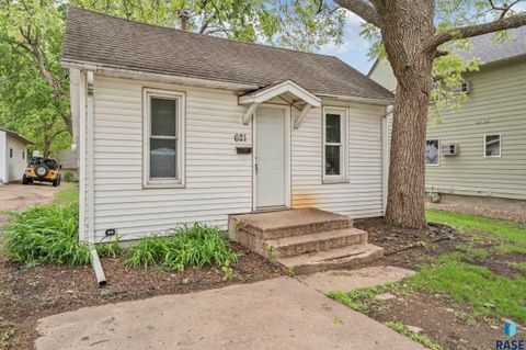 Single Family Residence in Sioux Falls SD 621 W 21st St Street.jpg