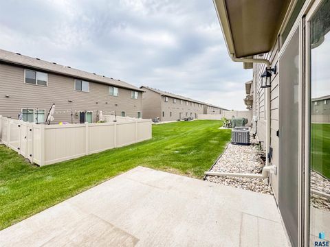 Townhouse in Sioux Falls SD 2571 E Meadowside Pl Place 32.jpg