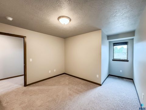 Townhouse in Sioux Falls SD 2571 E Meadowside Pl Place 26.jpg