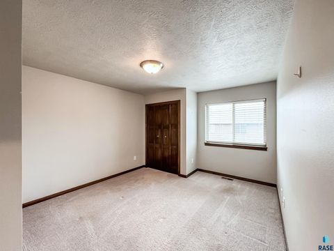 Townhouse in Sioux Falls SD 2571 E Meadowside Pl Place 27.jpg