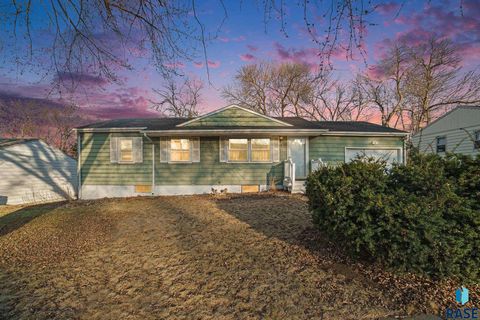 Single Family Residence in Sioux Falls SD 1421 S Point Dr Drive.jpg