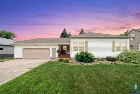 Single Family Residence in Canton SD 415 N Main St Street.jpg
