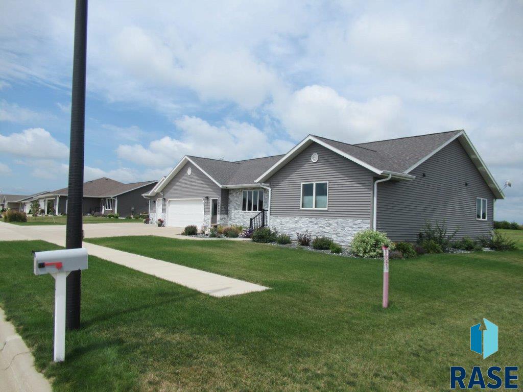 Single Family Residence in Edgerton MN 510 Hillcrest St Street 21.jpg