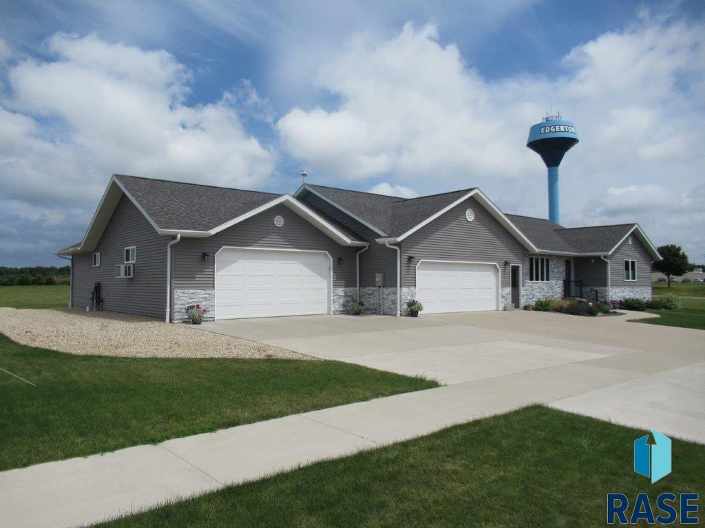 Single Family Residence in Edgerton MN 510 Hillcrest St Street 20.jpg