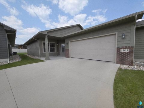 Single Family Residence in Sioux Falls SD 1305 S Wheatland Ave Avenue.jpg