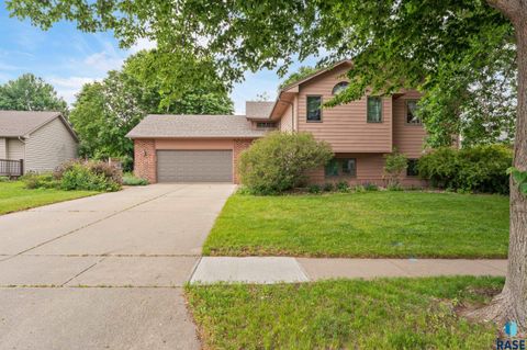 Single Family Residence in Sioux Falls SD 704 N Marquette Ave Avenue.jpg