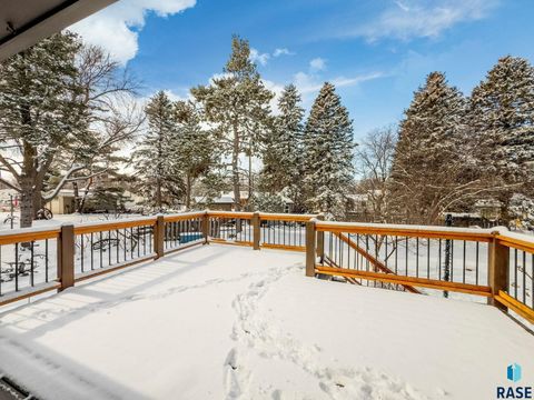 Single Family Residence in Sioux Falls SD 1401 S Gordon Dr Drive 1.jpg