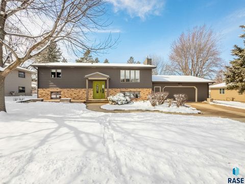 Single Family Residence in Sioux Falls SD 1401 S Gordon Dr Drive.jpg