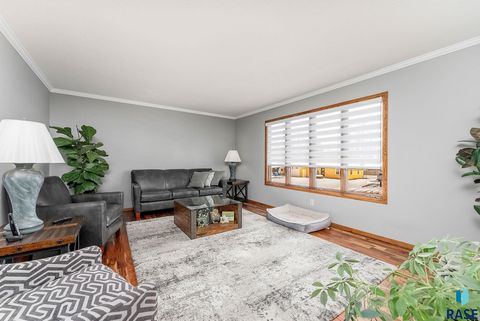 Single Family Residence in Sioux Falls SD 1401 S Gordon Dr Drive 2.jpg