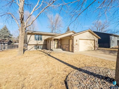 Single Family Residence in Sioux Falls SD 1508 E 55th St Street.jpg