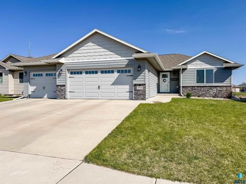 Single Family Residence in Sioux Falls SD 3704 E Brewster St Street.jpg