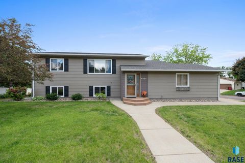 Single Family Residence in Sioux Falls SD 4401 E 28th St Street.jpg