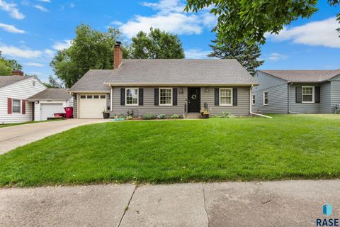 Single Family Residence in Sioux Falls SD 2424 S Main Ave Avenue.jpg
