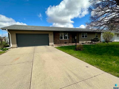 Single Family Residence in Luverne MN 309 E Fairway Dr Drive.jpg