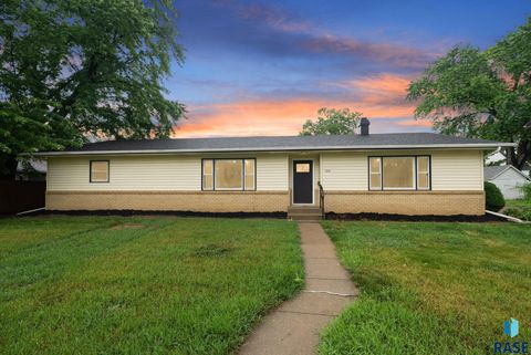 Single Family Residence in Beresford SD 206 W Hemlock St Street.jpg