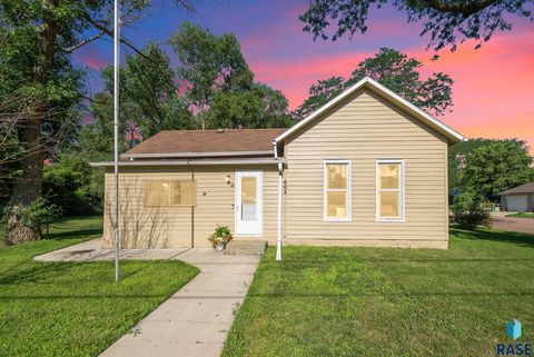 Single Family Residence in Canton SD 603 S Bartlett St Street.jpg
