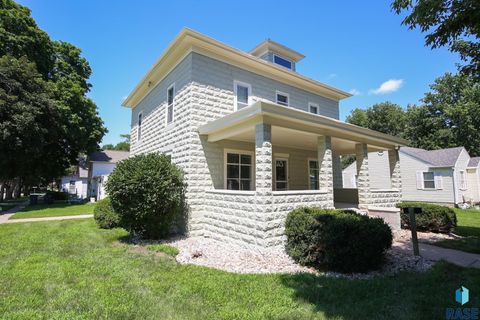 Single Family Residence in Luverne MN 201 E Adams Ave Avenue.jpg