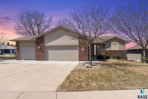 Single Family Residence in Sioux Falls SD 2401 N Evy Ave Avenue.jpg