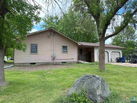 Single Family Residence in Bridgewater SD 800 N Poplar St Street.jpg
