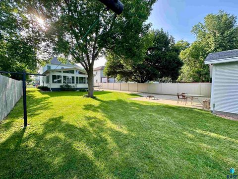 Single Family Residence in Luverne MN 121 S East Park St Street 7.jpg