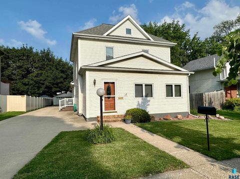 Single Family Residence in Luverne MN 121 S East Park St Street.jpg